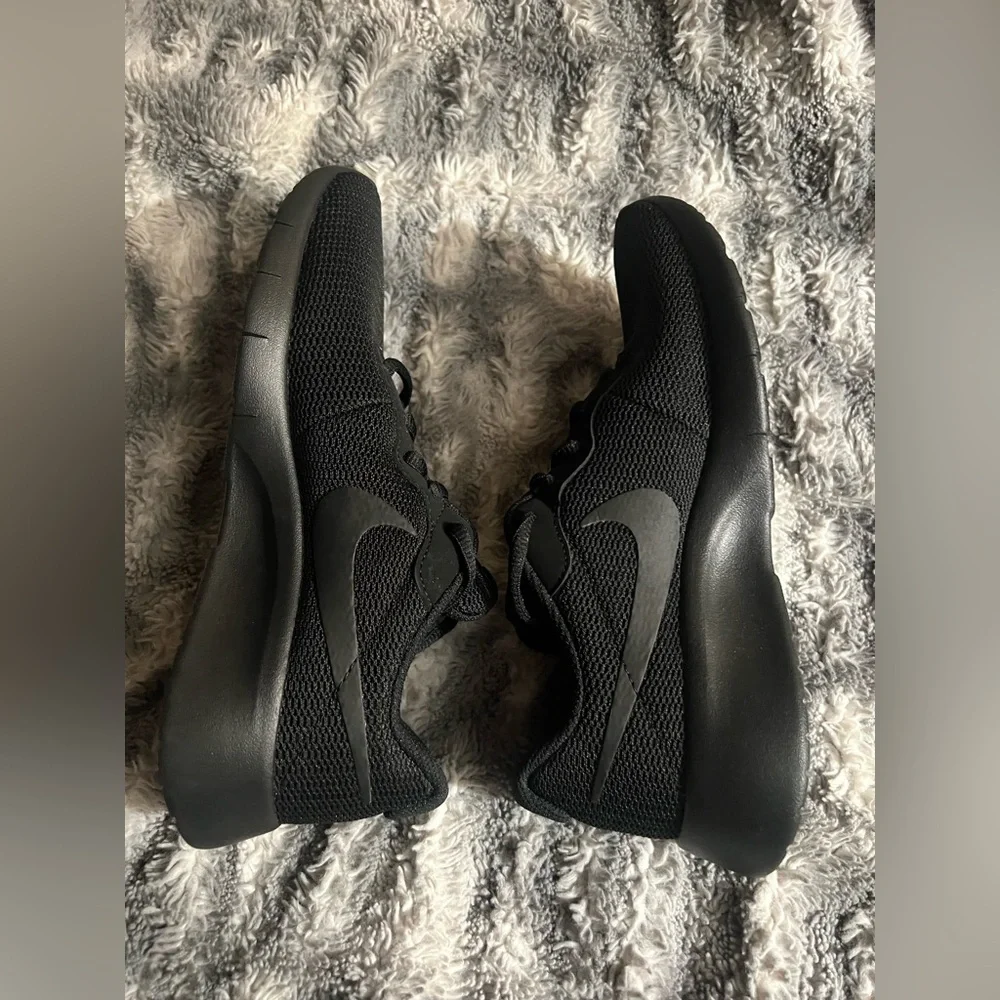 Nike Tanjun (GS) Black/ Black (6Y) - Picture 3 of 6